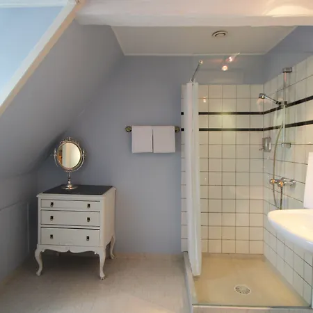 Manor House Hotel 4*